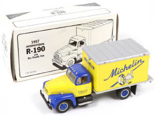 Lot 198 - FIRST GEAR (USA) (1)