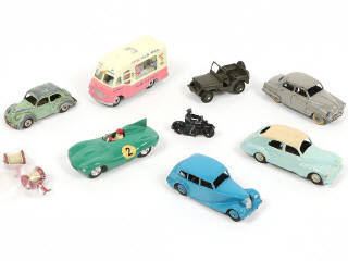 Lot 227 - DIVERS (8)