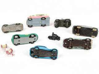 Lot 227 - DIVERS (8)