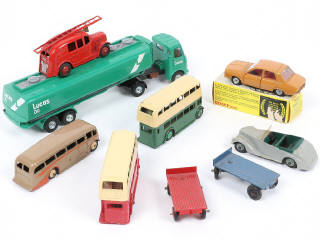 Lot 337 - DINKY TOYS (9)