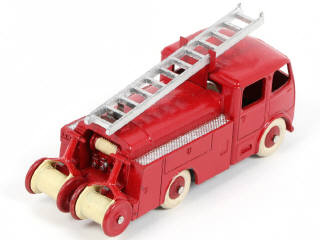 Lot 227 - DINKY TOYS (FRANCE) (1)