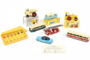 Lot 218 - DINKY TOYS (8)