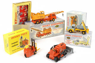 Lot 217 - DINKY TOYS (6)