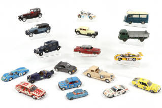 Lot 250 - DIVERS (18)