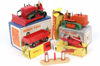 Lot 248 - DINKY TOYS (GB) (5)