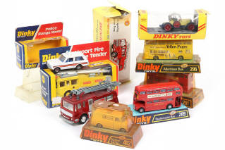 Lot 267 - DINKY TOYS (GB) (8)