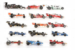 Lot 252 - DIVERS (16)