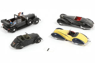 Lot 256 - DIVERS (4)