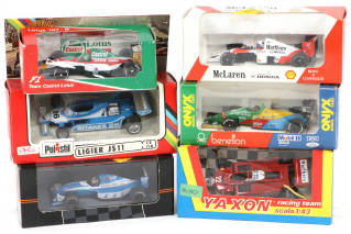 Lot 127 - DIVERS (8)