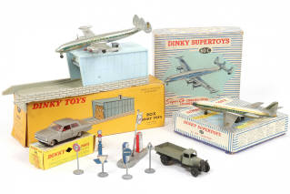 Lot 265 - DINKY TOYS (11)