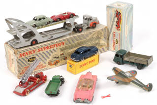 Lot 264 - DINKY TOYS (9)