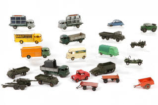 Lot 124 - DINKY TOYS (21)