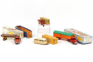 Lot 123 - DINKY TOYS (6)