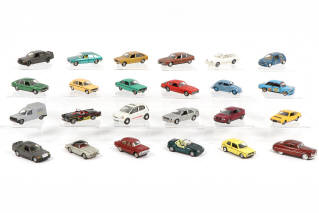 Lot 36 - DIVERS (24)