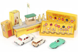 Lot 308 - DINKY TOYS (GB) (5)