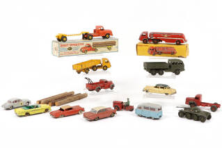 Lot 230 - DINKY TOYS (14)