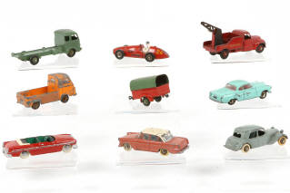 Lot 325 - DINKY TOYS (FRANCE) (9)