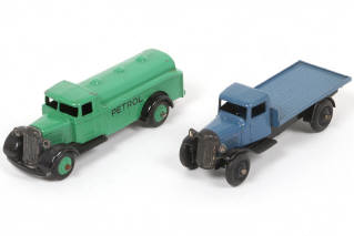 Lot 292 - DINKY TOYS (GB) (2)