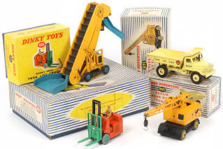 Lot 299 - DINKY TOYS (GB) (4)