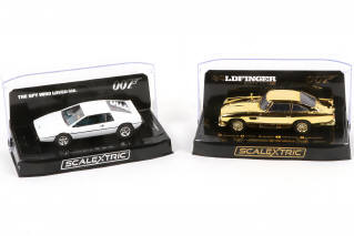 Lot 292 - SCALEXTRIC (GB) (2)