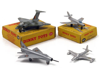 Lot 922 - DINKY TOYS (4)