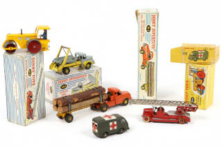 Lot 262 - DINKY TOYS (FRANCE) (5)