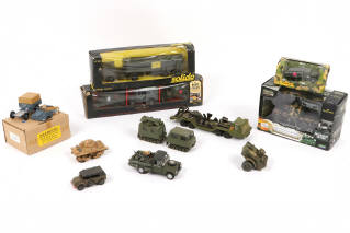 Lot 302 - DIVERS (12)