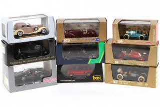 Lot 107 - DIVERS (9)