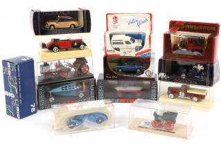 Lot 307 - DIVERS (12)