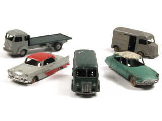 Lot 322 - DINKY TOYS FRANCE (5)