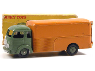 Lot 260 - DINKY TOYS (FRANCE) (1)