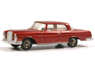 Lot 239 - DINKY TOYS FRANCE (1)