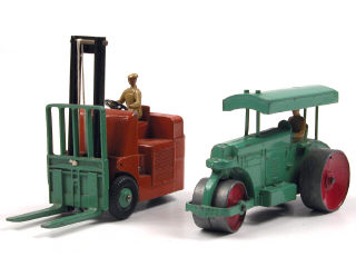Lot 391 - DINKY TOYS (GB) (2)