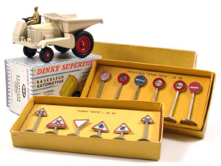 Lot 434 - DINKY TOYS (FRANCE) (3)