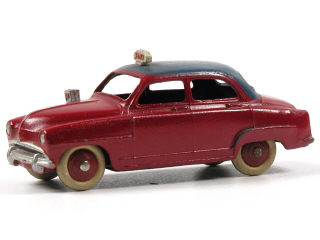 Lot 236 - DINKY TOYS (FRANCE) (1)