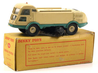 Lot 355 - DINKY TOYS FRANCE (1)