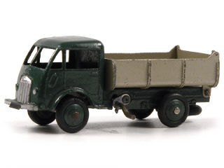 Lot 318 - DINKY TOYS FRANCE (1)