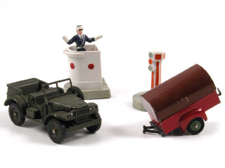 Lot 440 - DINKY TOYS FRANCE (4)