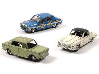 Lot 442 - DINKY (3)