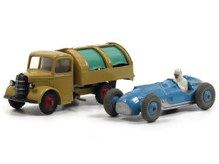 Lot 906 - DINKY TOYS (GB) (2)