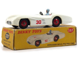 Lot 700 - DINKY TOYS (GB) (1)
