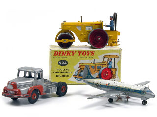 Lot 476 - DINKY TOYS (FRANCE) (3)