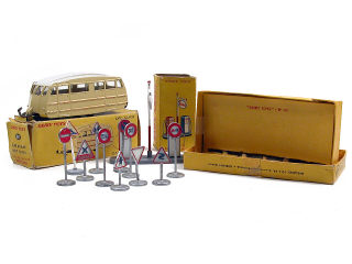 Lot 477 - DINKY TOYS (FRANCE) (3)