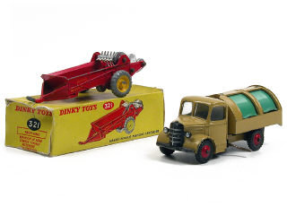 Lot 588 - DINKY TOYS (GB) (2)