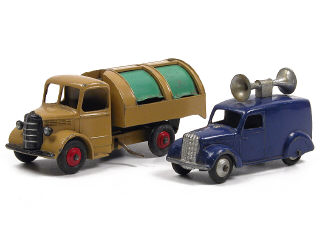 Lot 587 - DINKY TOYS (GB) (2)