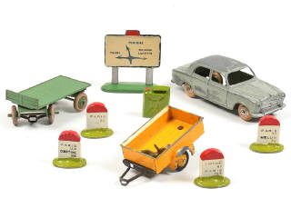 Lot 227 - DINKY TOYS FRANCE (3)