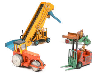 Lot 304 - DINKY TOYS (GB) (4)