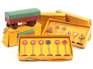 Lot 165 - DINKY TOYS (FRANCE) (1)