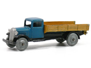 Lot 1087 - DINKY TOYS FRANCE (1)