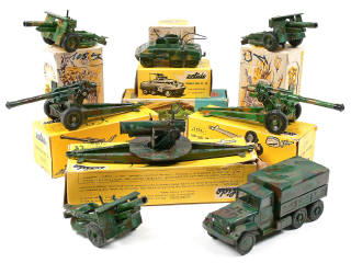 Lot 224 - DIVERS (8)